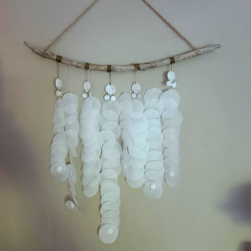 Suspension "Cascade d'Ivoire" en bois flotté pastille ivoire et médaillon de papier de soie blanc