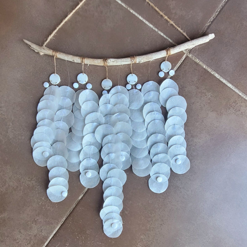 Suspension "Cascade d'Ivoire" en bois flotté pastille ivoire et médaillon de papier de soie blanc